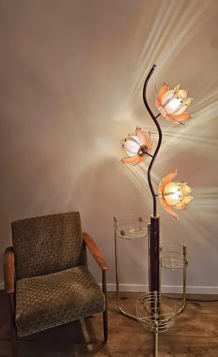 A full 162 cm floor lamp presence